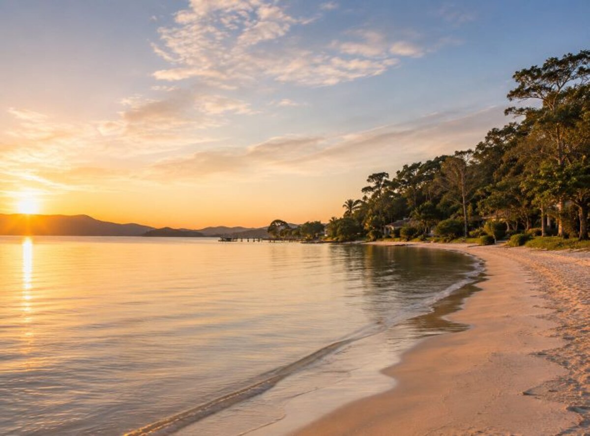 Praia da Daniela bei Sonnenuntergang — flacher Strand mit Naturreservat im Nordwesten Florianópolis.