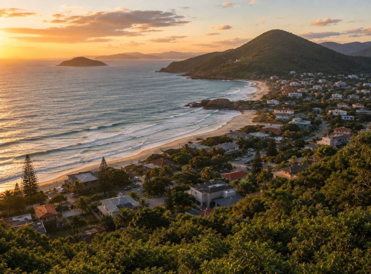 Morro das Pedras — Strand mit felsiger Atlantikfront und Berg im Abendlicht.